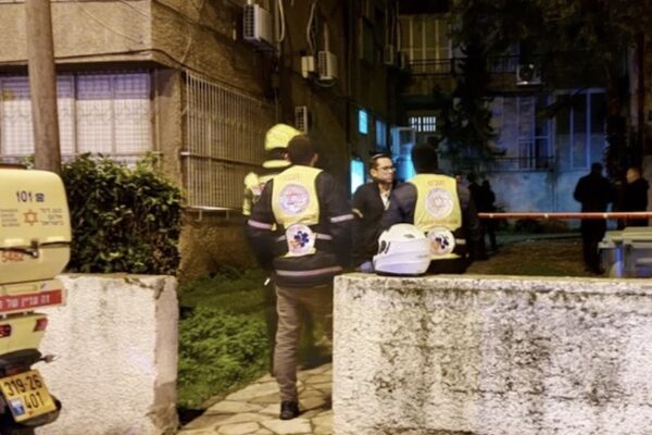 שריפה בבניין בפתח תקווה בה נהרג גבר בן 40 (צילום: דיברות איחוד הצלה)