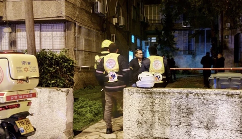 שריפה בבניין בפתח תקווה בה נהרג גבר בן 40 (צילום: דיברות איחוד הצלה) שריפה בבניין בפתח תקווה בה נהרג גבר בן 40 (צילום: דיברות איחוד הצלה)