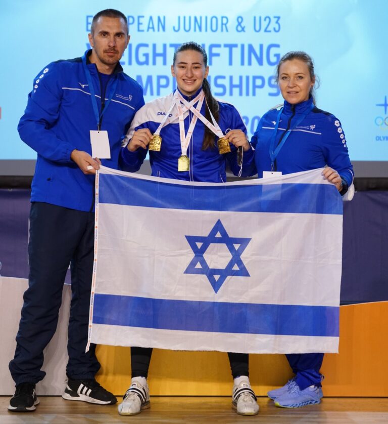 רובנוביץ' עם שניים ממאמניה ו-3 המדליות באליפות אירופה (צילום: Pablo Gonzales)