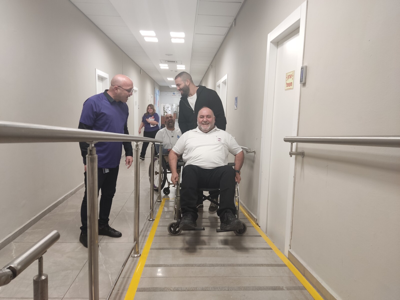 שמעון אדרי מנסה לנוע בכיסא גלגלים (צילום: מאיה רונן)