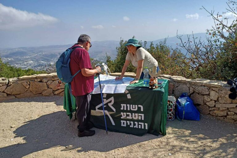 תחנת מידע והסברה בשביל הפסגה שמורת הר מירון (צילום: ניבין קיז רשות הטבע והגנים)