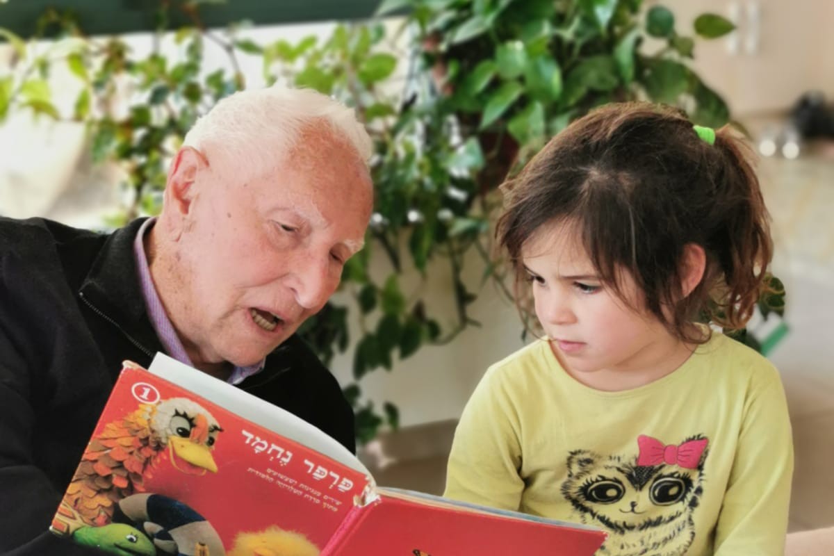 איביינסקי מקריא לנגה, נינתו. "כל מפגש איתו היה כמו שיעור, היינו יוצאים עם חומרי קריאה הביתה" (צילום: אלבום פרטי)