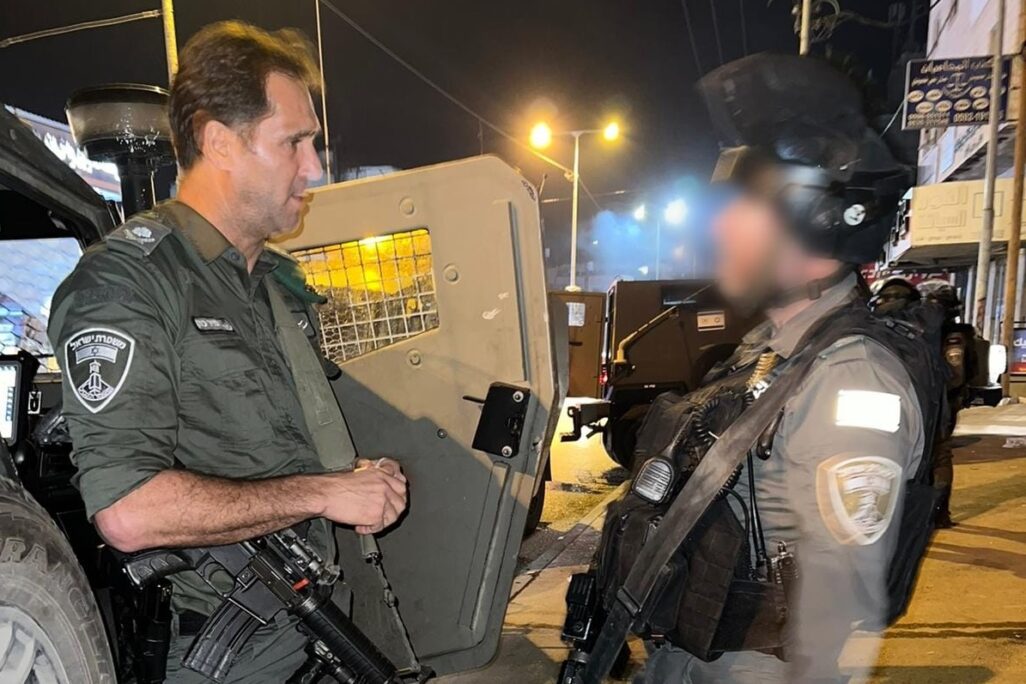 מפקד משמר הגבול, ניצב אמיר כהן, משוחח עם מפקד הפלוגה שחיסל את המחבל בפיגוע בחווארה (צילום: דוברות המשטרה)