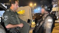 מפקד משמר הגבול, ניצב אמיר כהן, משוחח עם מפקד הפלוגה שחיסל את המחבל בפיגוע בחווארה (צילום: דוברות המשטרה)