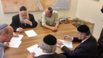 יו"ר יהדות התורה יצחק גולדקנופף (שמאלי מלפנים) ונציגי יהדות התורה והליכוד בחתימת ההסכם הקואליציוני בין יהדות התורה לליכוד (צילום: דוברות יהדות התורה)