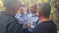 מפקד מחוז מרכז במשטרה, ניצב אבי ביטון, בבית הספר התיכון ברחובות שבו נדקר תלמיד בן 16 (צילום: דוברות המשטרה)