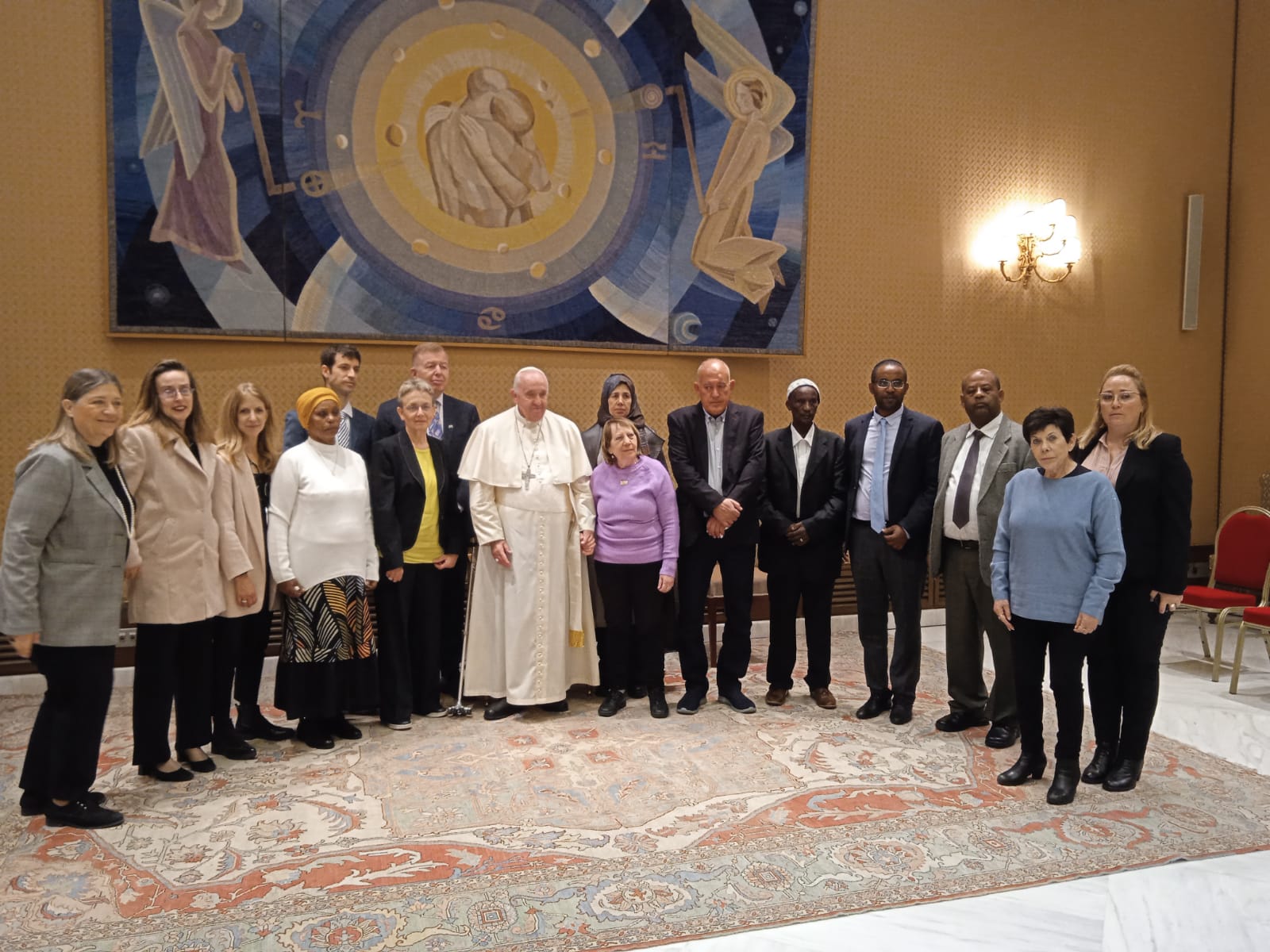 משפחות השבויים והנעדרים עם האפיפיור בוותיקן (צילום: משרד החוץ)