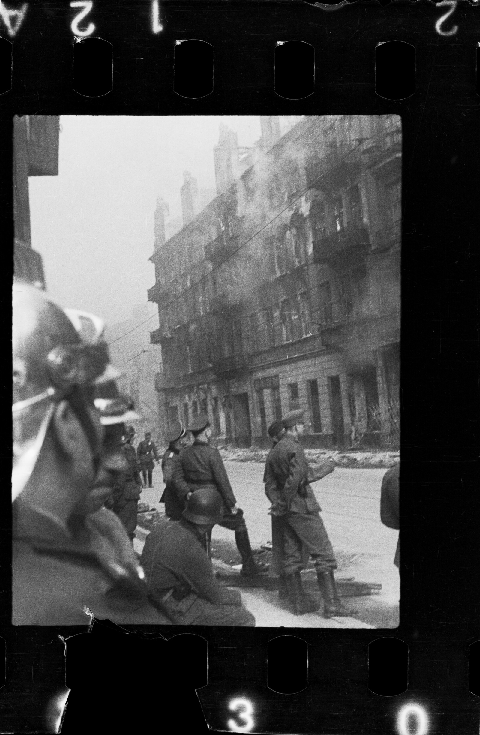 תמונה ממרד גטו ורשה שנחשפה כעבור 80 שנה על ידי כבאי פולני (צילום: Z. L. Grzywaczewski/Archiwum rodzinne / Muzeum POLIN, newsweek)