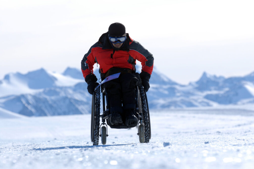 וויליאם טאן מסינגפור במרתון הקרח של אנטארקטיקה. האדם הראשון על כיסא גלגלים שסיים מרתון בכל שבע היבשות ובכך קבע שיא גינס (צילום: reuters, Bertrand Mahe/Cameleon/ABACAPRESS.COM)