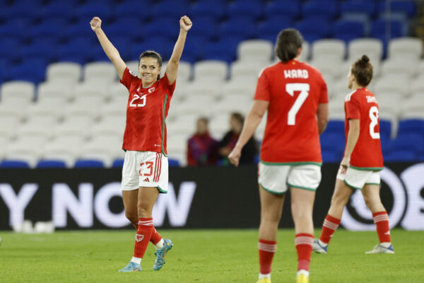 נבחרת הנשים של וויילס לאחר ניצחון בשלב הבתים של אליפות אירופה (צילום: Reuters/Peter Cziborra)