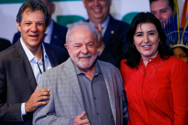 נשיא ברזיל לואיז איגנסיו (לולה) דה סילבה, עם שרת התכנון סימון טבט ושר האוצר פרננדו האדז' (צילום: REUTERS/Adriano Machado)