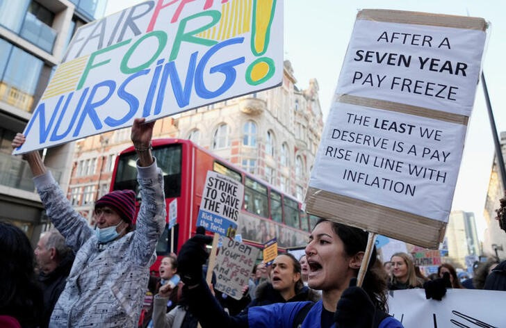 אחיות שובתות ומפגינות בלונדון  (צילום: REUTERS/Maja Smiejkowska)