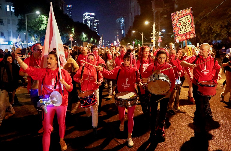 צעדת מחאה בתל אביב נגד הרפורמה במערכת המשפט (צילום: REUTERS/Corinna Kern)