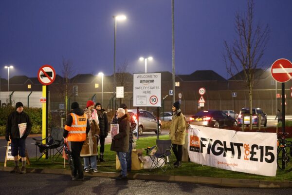 עובדי אמזון חברי איגוד GMB בשביתה הראשונה של עובדי החברה בבריטניה (צילום:  REUTERS/Henry Nicholls)