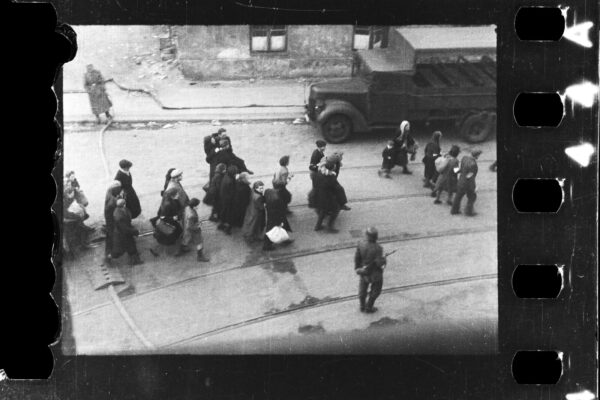 יהודים צועדים לקרונות המשא במהלך דיכוי מרד גטו ורשה (צילום: Z. L. Grzywaczewski/Archiwum rodzinne / Muzeum POLIN, newsweek)