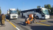 תאונת דרכים סמוך למחלף לטרון בכביש 1 (צילום: דוברות איחוד הצלה)