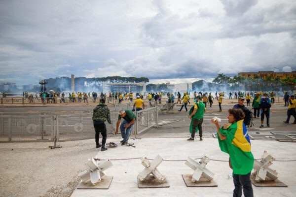פעילי האופוזיציה צובאים על הפרלמנט בברזיל (צילום: רויטרס)