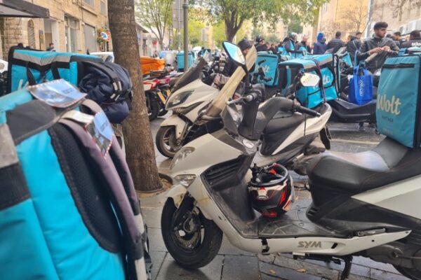 Jerusalem couriers parked their motorcycles for a few hours to protest against the new wage model. (Photo: Hadas Yom Tov)