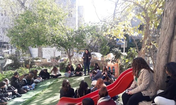 טקס מחאה וזיכרון באתר הבנייה בירושלים בו נהרג יוסף מרעי טרדה במהלך עבודתו (צילום: באדיבות עמותת כולנא)