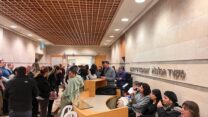 עובדי זרוע העבודה מתבצרים מול לשכת שר הכלכלה ניר ברקת, במחאה על התכנית לפיצול הזרוע (צילום: ללא קרדיט)