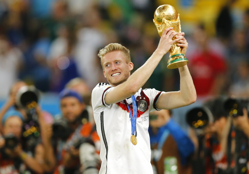אנדרה שורלה במדי נבחרת גרמניה מניף את גביע העולם 2014 באצטדיון המרקנה בריו דה ז'ניירו (צילום: AP/Frank Augstein)