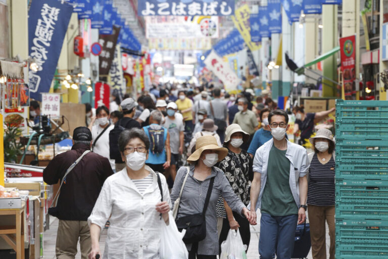 שוק ביפן &quot;להטמיע בכלכלה מעגל חיובי של עלייה מתונה במחירים, עלייה במכירות וברווחים, העלאת שכר, זינוק בצריכה, וחוזר חלילה&quot; (צילום: AP Photo/Koji Sasahara, File)