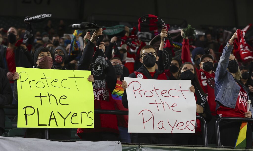 אוהדי פורטלנד טורנס מה-NWSL קוראים להגן על השחקניות במחאה על "התנהגות לא הולמת של מאמנים" (צילום: AP Photo/Steve DiPaola)