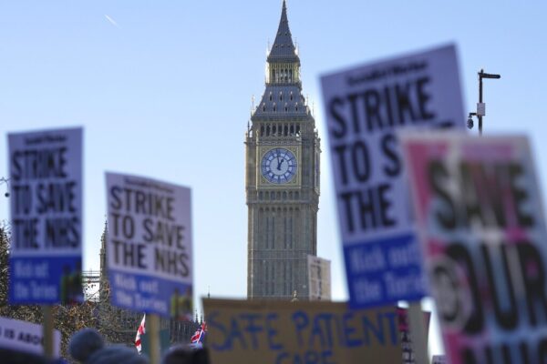 הפגנת עובדי שירותי הבריאות הבריטיים (NHS) בלונדון (צילום: AP Photo/Kin Cheung)