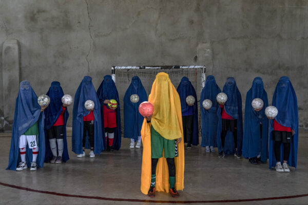 כדורגלניות אפגניות מוחות נגד האיסור שהוטל עליהן לעסוק בספורט (צילום: AP Photo/Ebrahim Noroozi)