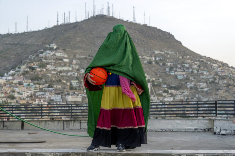 גם לשחק כדורסל אסור להן. אנשי הטליבאן מבקרים אותן, מצלצלים אליהן ומאיימים עליהן כדי למנוע מהן עיסוקים ופעילויות שטרם הוצאו רשמית מהחוק (צילום: AP Photo/Ebrahim Noroozi)