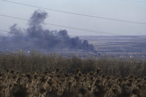 עשן פיצוצים מעל עיר המכרות סולדר שבאוקראינה (צילום: AP Photo/Libkos, File)