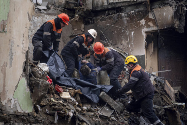 כוחות ההצלה בניין דירות שהופצץ בעיר דניפרו שבדרום מזרח אוקראינה (צילום: AP/Evgeniy Maloletka)