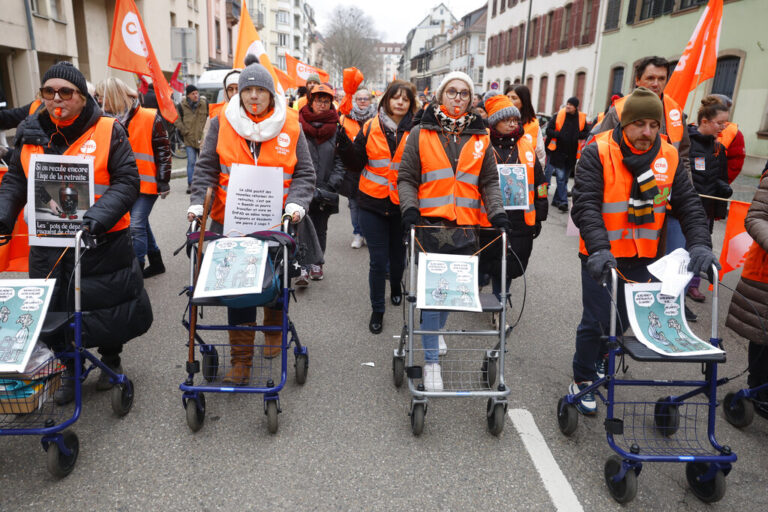 הפגנה בפריז נגד העלאת גיל הפרישה. שינוי נוסף לגביו מוחים העובדים הוא הדרישה לעבוד כ-43 שנה בשביל להיות זכאי לפנסיה מלאה מהמדינה (צילום: AP Photo/Jean-Francois Badias)