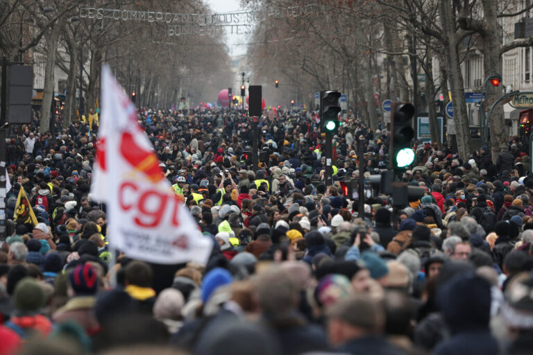הפגנה בפריז נגד העלאת גיל הפרישה. &quot;אנחנו עובדי מקצועות הבריאות מותשים פיזית. אבל הדבר היחיד שאנחנו יכולים לעשות זה להפגין ולשבש את הכלכלה&quot; (צילום: AP Photo/Lewis Joly)