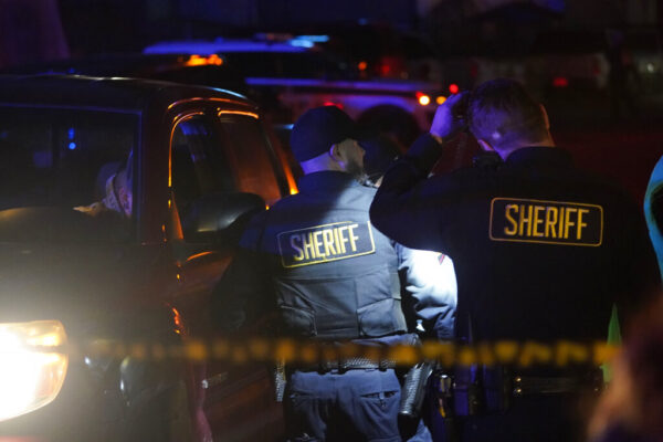 גורמי משטרה לאחר מעצרו של החשוד בירי במפרץ חצי-הירח בקליפורניה, בו נהרגו 7 בני אדם (צילום: AP Photo/Jeff Chiu)