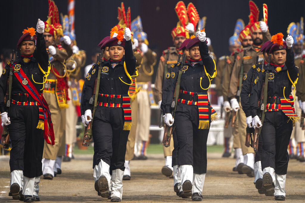 מפקדות במשטרה המקומית של מדינת אסם בהודו במצעד לרגל יום הרפובליקה ההודי (AP Photo/Anupam Nath)