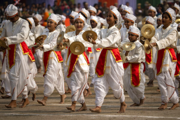 תלמידים הודים בחגיגות יום הרפובליקה ההודי בגוואהאטי  (AP Photo/Anupam Nath)