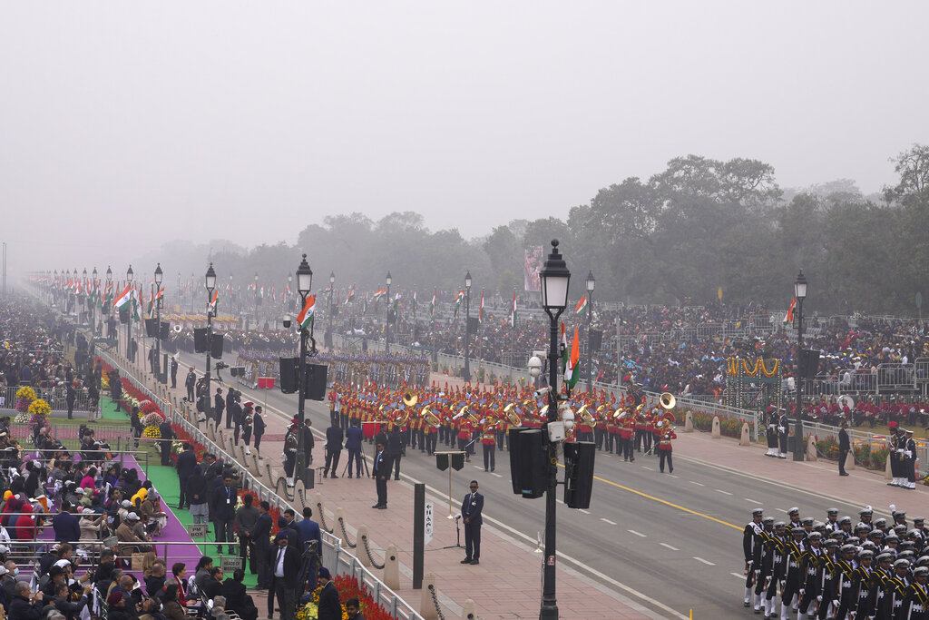 חיילים בצבא ההודי צועדים בניו דלהי במהלך חגיגות יום הרפובליקה ההודי (AP Photo/Manish Swarup)