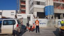 תאונת עבודה באתר בנייה בראש העין (צילום: דוברות איחוד הצלה)
