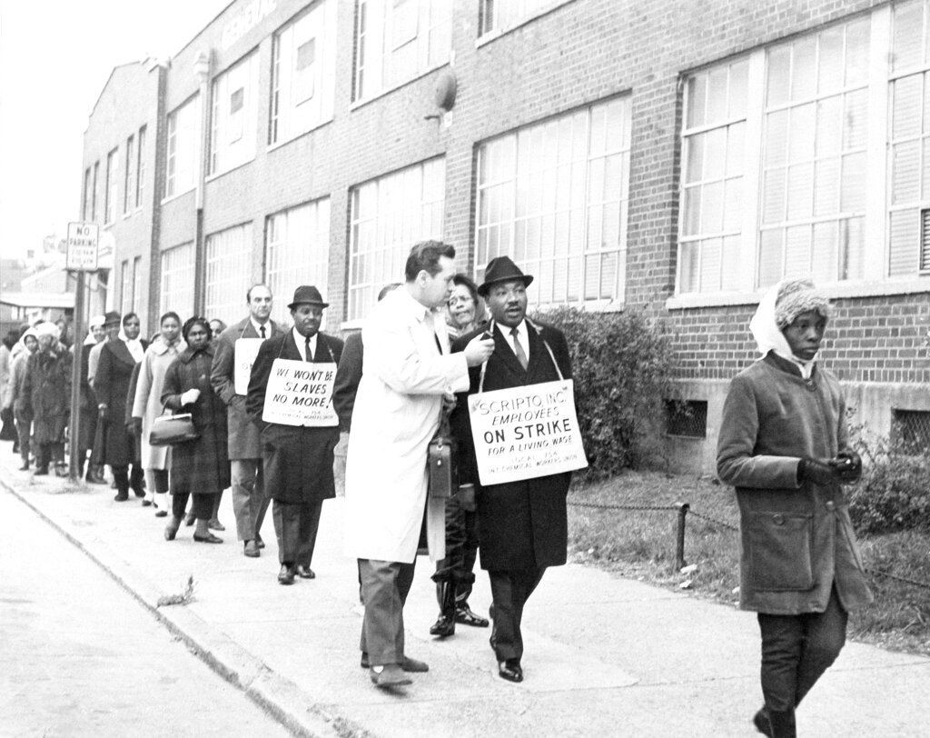 מרטין לותר קינג מוביל הפגנה של עובדי מפעל סקריפטו באטלנטה, ג'ורג'יה, ב-1964 (צילום: AP Photo)
