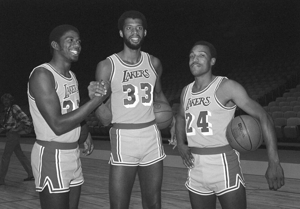 כרים עבדול-ג'באר (במרכז), &quot;מג'יק&quot; ג'ונסון (משמאל) ורון בון במדי הלוס אנג'לס לייקרס 1979 (צילום: AP/Nick Ut)