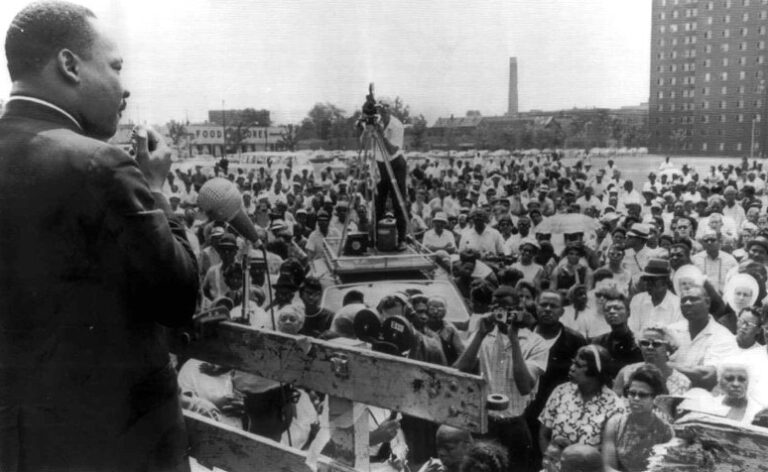 מרטין לותר קינג נואם בהפגנה למען דיור ציבורי בשיקגו, אילינוי, 1965. הוביל עם האיגודים המקצועיים מאבקים חברתיים (צילום: AP Photo)