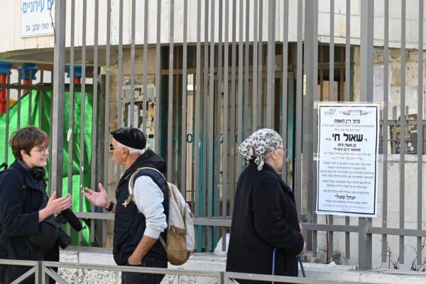 מודעת האבל בכניסה לבית הכנסת &quot;עטרת אברהם&quot;, בסמוך אליו נרצח שאול חי, גבאי בית הכנסת (צילום: אור גואטה)
