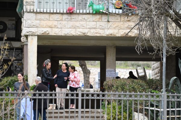 הבניין בו התגוררה משפחתם של בני הזוג מזרחי שנרצחו בפיגוע בנווה יעקב (צילום: אור גואטה)