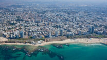 הערים בת ים וחולון מכיוון הים התיכון (צילום: משה שי/פלאש90)