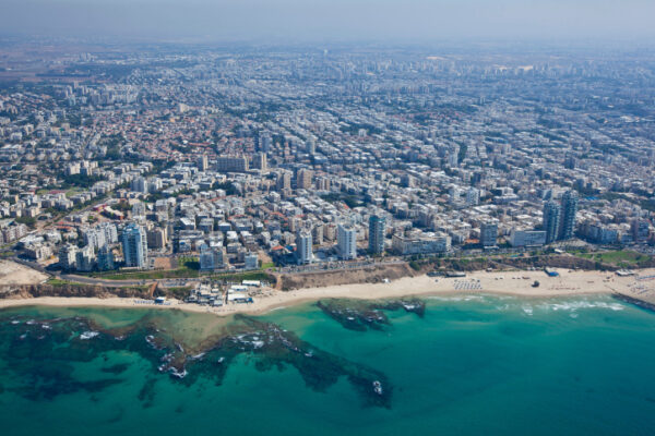 הערים בת ים וחולון מכיוון הים התיכון (צילום: משה שי/פלאש90)