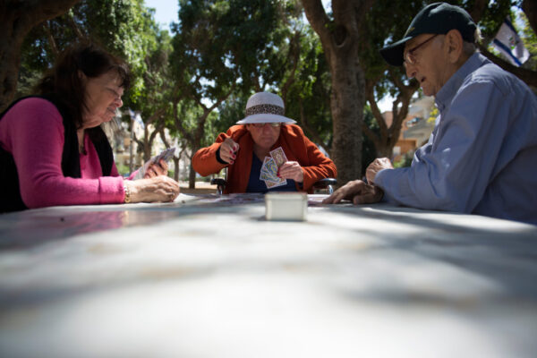 קשישים בישראל (צילום: דניאל שטרית/פלאש90)