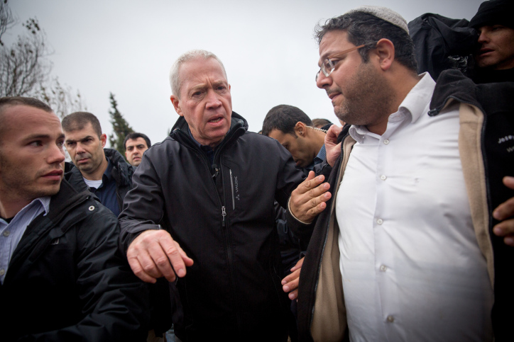 השרים יואב גלנט ואיתמר בן גביר משוחחים במהלך פינוי עמונה ב-2016 (צילום ארכיון: מרים אלסטר/ פלאש90)