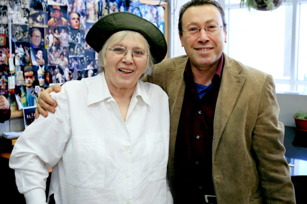 זהרירה חריפאי ז"ל עם מנהל תיאטרון הקאמרי לשעבר, נעם סמל (צילום ארכיון: משה שי/פלאש90)