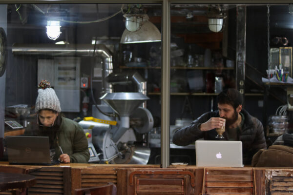 עובדים על מחשבים ניידים בבית קפה בשוק מחנה יהודה בירושלים (צילום ארכיון: ליבה פרקש / פלאש 90)